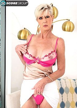 Foxxxy Darlin image 4 of 4
