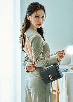 Go Min-si image 2 of 2