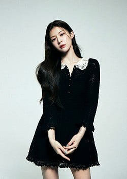 Go Youn-jung image 3 of 4