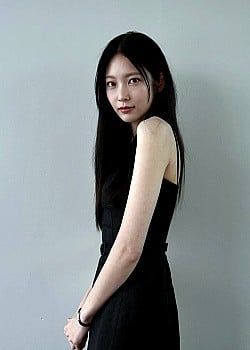 Gong Seung-yeon image 2 of 3