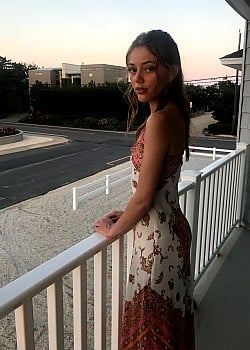 Grace Van Dien image 3 of 4