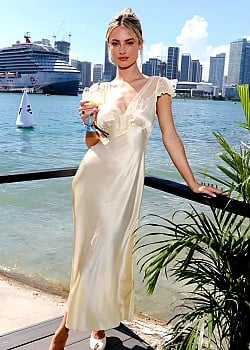 Grace Van Patten image 2 of 3