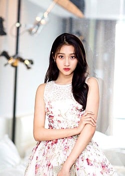 Guan Xiaotong image 4 of 4