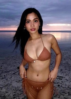 Gwyneth Paulines image 1 of 2
