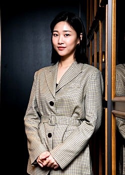 Ha Yoon-kyung image 2 of 4