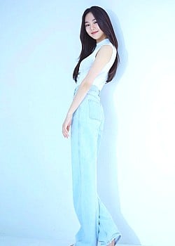 Han Ji-eun image 2 of 3