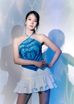 Han Seung-yeon image 2 of 3