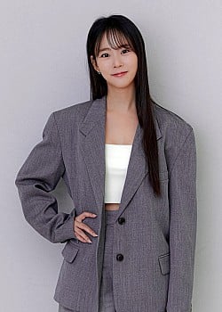 Han Seung-yeon image 1 of 3