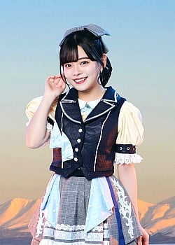Hana Abe image 2 of 3