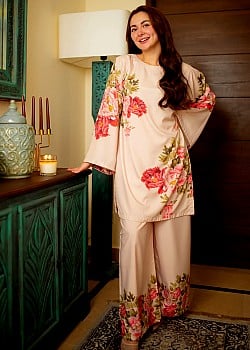 Hania Aamir image 4 of 4