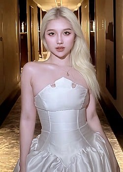 Hanni Lee image 3 of 4