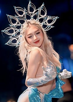 Hanni Lee image 4 of 4