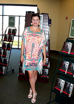 Heather Tom image 3 of 4