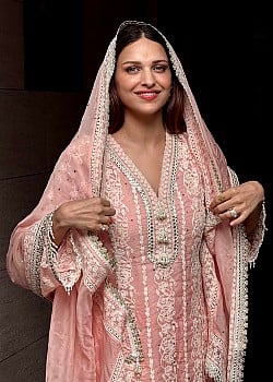 Himanshi Khurana image 4 of 4