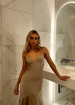 Holly Harris image 2 of 4