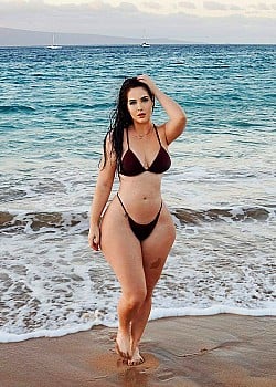 Holly Luyah image 1 of 4