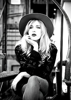 Holly Macve image 2 of 4