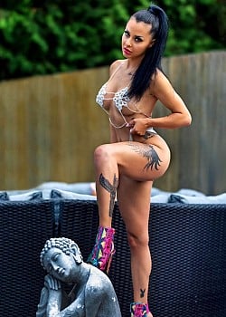 Holly Ward (model) image 1 of 2