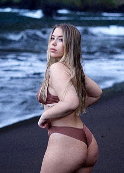 Iara Santos image 3 of 4