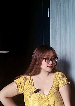 Indah Wilona image 2 of 2