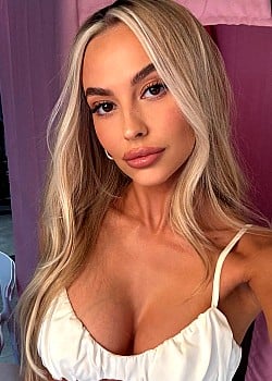 India Hart image 2 of 4