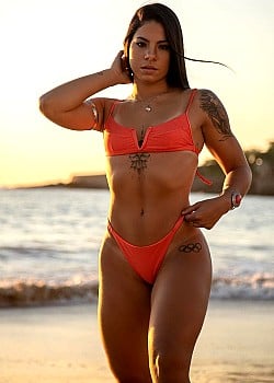 Ingrid Oliveira image 1 of 4