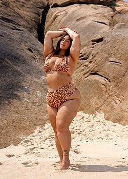 Isabella Santana image 4 of 4