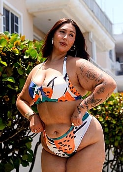 Isabella Santana image 1 of 4