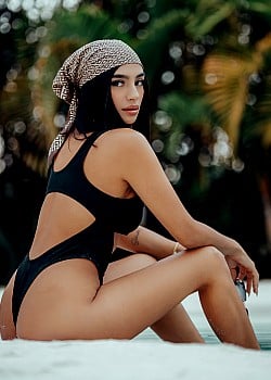 Izzy Wild image 3 of 5