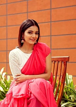 Janani Iyer image 1 of 4