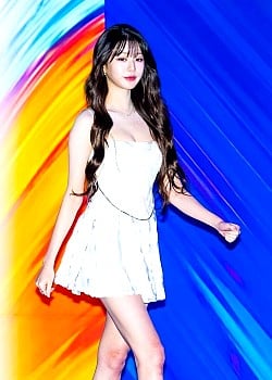 Jang Won-young image 2 of 2
