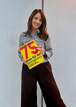 Janina Mutze image 2 of 4
