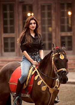 Jannat Mirza image 1 of 2