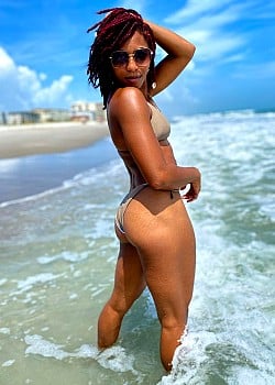 Javianne Oliver image 2 of 2