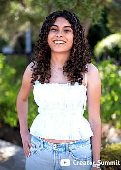 Jenny Hoyos image 1 of 1