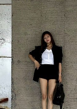 Jeongyeon image 3 of 4