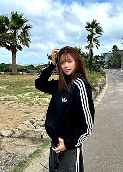 Jeongyeon image 4 of 4