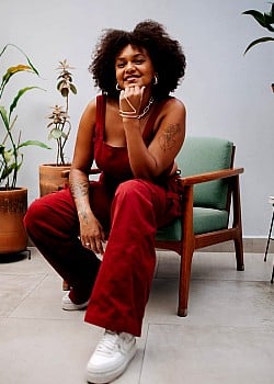 Jessi Alves image 1 of 2