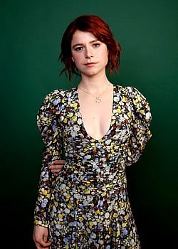 Jessie Buckley image 1 of 2