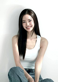 Jin Se-Yeon image 3 of 4