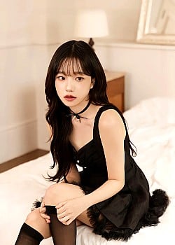 Jo Yu-ri image 2 of 2
