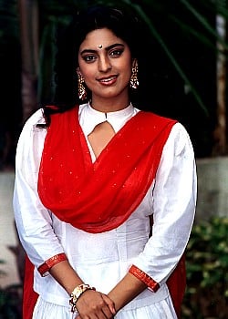 Juhi Chawla image 4 of 4