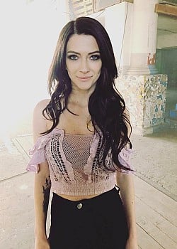 Jula (singer) image 4 of 4