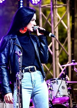 Jula (singer) image 1 of 4