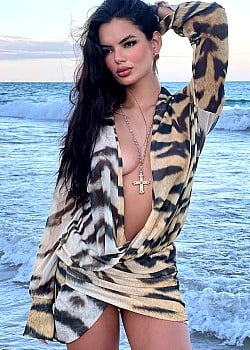Julia Beatriz (2) image 4 of 4