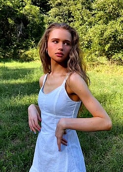Julia Gisella image 3 of 3