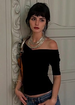 Julia Mas image 1 of 1