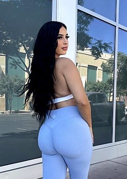 Julia Nicole image 2 of 4