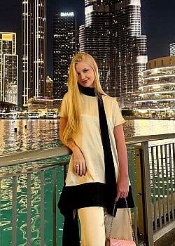 Julia Venzke image 4 of 4