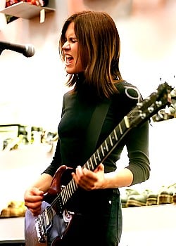 Juliana Hatfield image 3 of 4